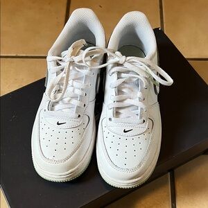 Nike White and Green Sneakers